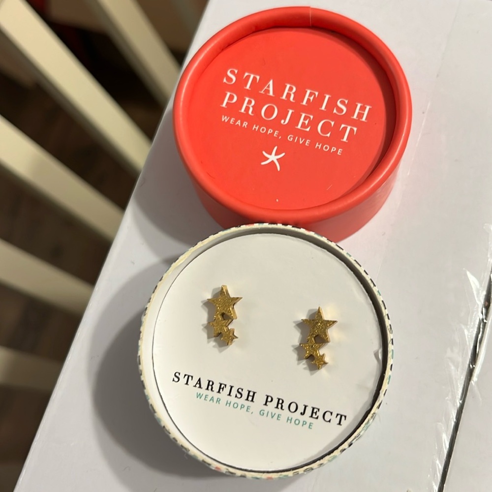 NIB Metal Starry Night Starfish Project Shimmery Earrings with Posts